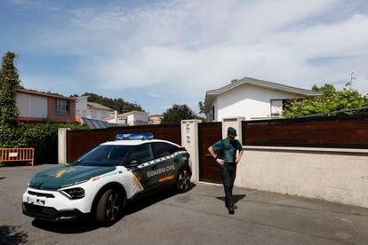 A civil guard stationed at the gates of the house of Pedro Campos, president of the Real Club Náutico de Sanxenxo (Pontevedra), where the king emeritus is scheduled to stay.