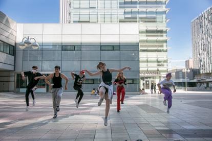 Jóvenes se reúnen en la zona de AZCA, rodeada de espejos, para bailar y ensayar coreografías de K-pop.