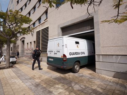 Un furgón de la Guardia Civil entra en el garaje de la Audiencia Provincial de Santa Cruz de Tenerife, donde se instruye el 'caso Mediador'.