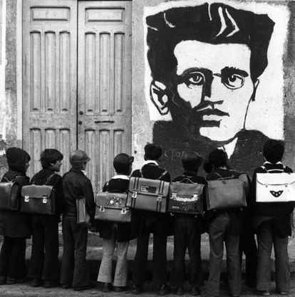 Varios escolares miran un mural de Antonio Gramsci en Orgosolo, Cerdeña, en 1975. 