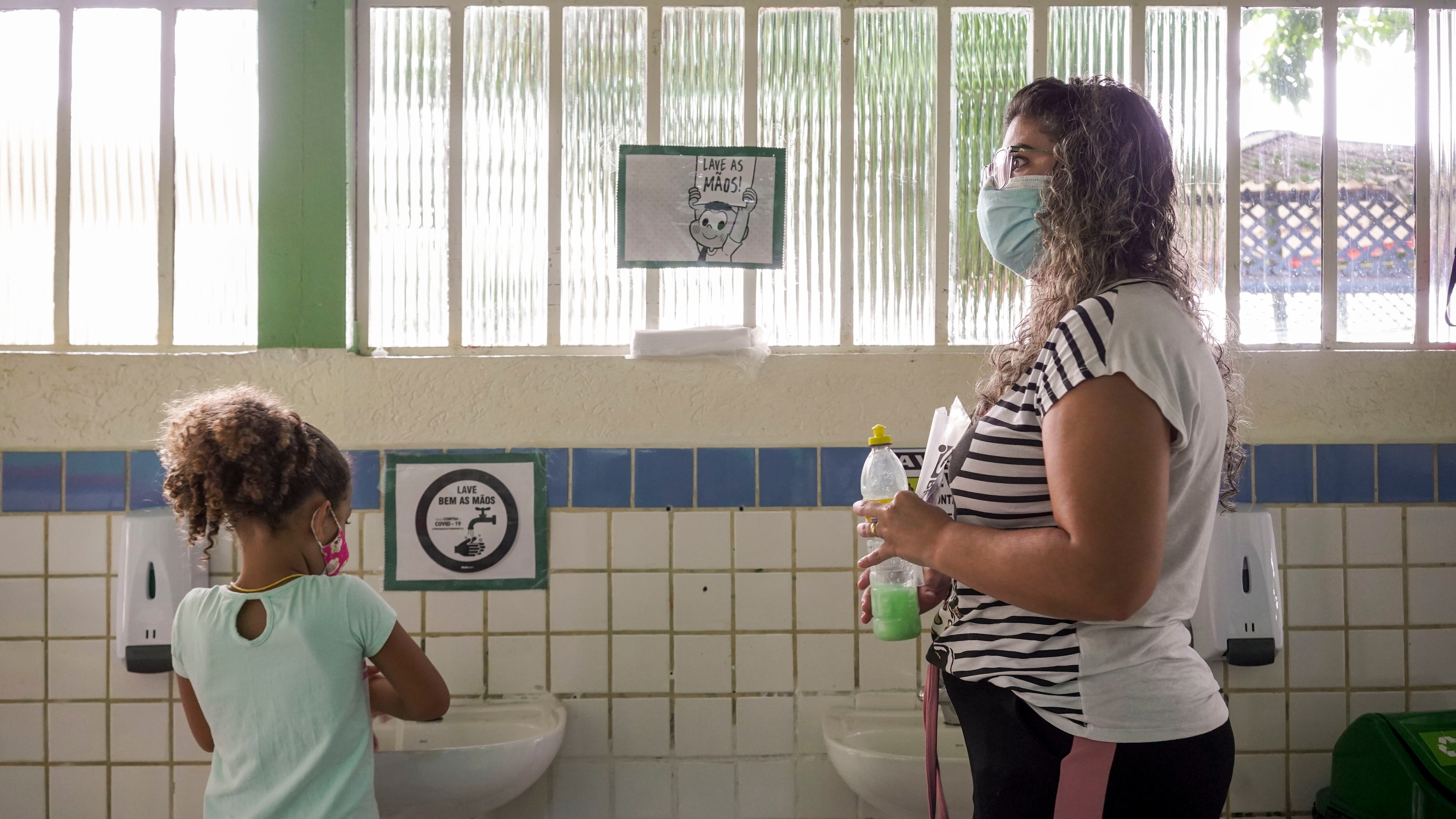 Las profesoras de este centro educativo de São Paulo están muy pendientes de que sus alumnos cumplan con todas las medidas de higiene. Pincha en la imagen para ver la fotogalería completa.