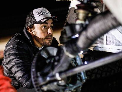 Fernando Alonso, en una reparación durante el Rally Dakar. En vídeo,sus declaraciones tras completar la carrera.