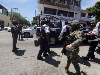 La policía mexicana y las fuerzas armadas han desarmado a más de 700 agentes municipales ante las sospechas de vínculos con el crimen organizado