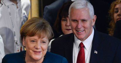 La canciller alemana, Angela Merkel, y el vicepresidente de EE UU, Mike Pence, el s&aacute;bado en la Conferencia de Seguridad de M&uacute;nich. 