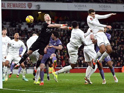 Jakub Kiwior se marca en propia puerta en la acción del primer gol del Liverpool.