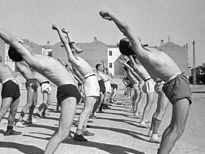 Un grupo de soldados republicanos realiza ejercicios físicos en Carabanchel en junio de 1937