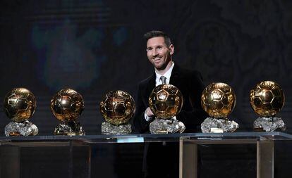 Messi, tras recibir su sexto Balón de Oro en París. 