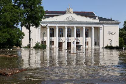 La Casa de Cultura de Nova Kajovka inundada, el martes.