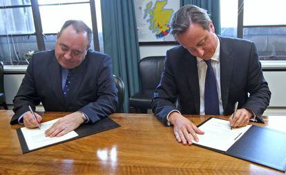 El primer ministro brit&aacute;nico, David Cameron (derecha), y el l&iacute;der escoc&eacute;s, Alex Salmond, firman el acuerdo sobre el refer&eacute;ndum en Escocia, el 15 de octubre de 2012.
