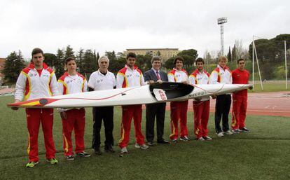 El Secretario de Estado para el Deporte, Miguel Cardenal (de traje), junto a los integrantes del equipo nacional sub-23 de pirag&uuml;ismo