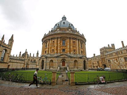 La Universidad de Oxford comenzó a imprimir libros de modo continuado en 1586, gracias a un decreto real.