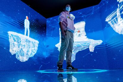 Un joven crea su avatar en la última edición de Fitur.