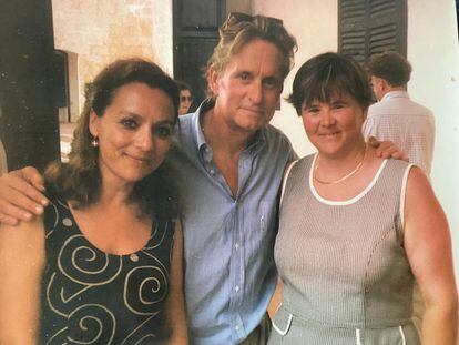 De izquierda a derecha, Carme Torres, Michael Douglas y Nina Gelabert, durante las fiesta de San Juan de 1998 en Ciutadella (Menorca).