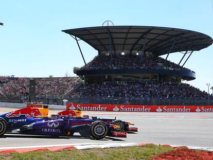 Sebastian Vettel y Mark Webber, en el circuito de Nürburgring en 2013, en el Gran Premio de Alemania de Fórmula 1, con sus monoplazas Red Bull.