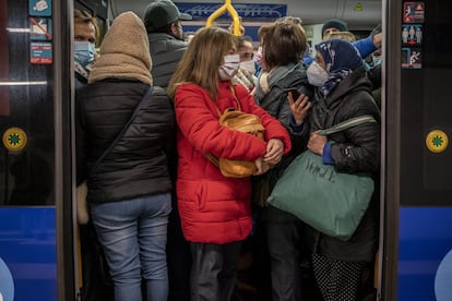 Aglomeraciones de usuarios, en el metro de Madrid en enero.