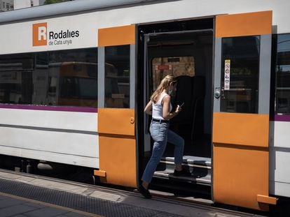 Una mujer sube este miércoles a un tren de Rodalies (cercanías) en la estación Hospitalet de Llobregat.