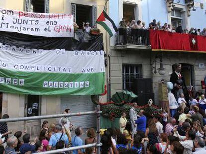 Los dos balcones donde se producen los tradicionales pregones de fiestas en Gr&agrave;cia.