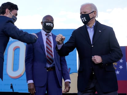 El presidente electo de EE UU, Joe Biden (derecha) con los senadores Raphael Warnock (en el centro) y Jon Ossoff, el 4 de enero.