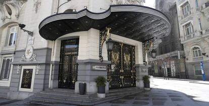 Entrada del hotel Westin Palace en Madrid.