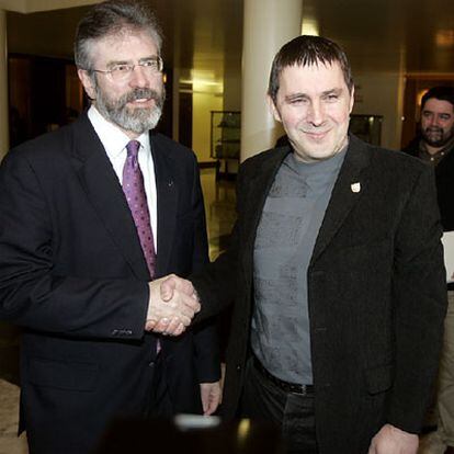 Gerry Adams, junto a Otegui en su reciente visita al País Vasco.
