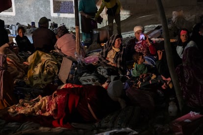 Niños y mujeres se preparan para pasar la noche en Mulay Brahim.
