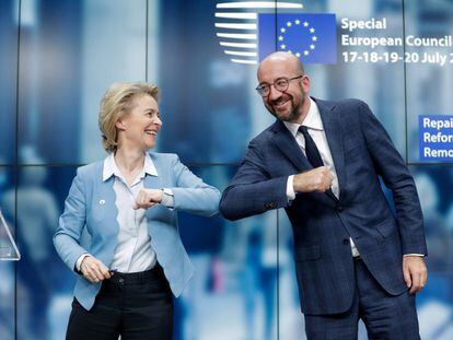 La presidenta de la Comisión Europea, Ursula Von Der Leyen y el presidente del Consejo Europeo, Charles Michel, se saludan tras una rueda de prensa en Bruselas.