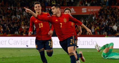 Morata (centro) celebra su gol ante Suecia.