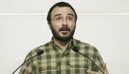 El diputado de la CUP Albert Botran, este martes, en la rueda de prensa en el Parlament.