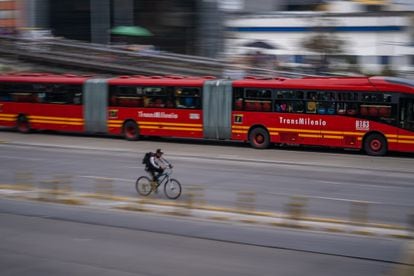 Un ciclista se moviliza en medio de la Autopista Norte, en Bogotá.