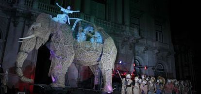 Actores representan la obra de teatro &quot;El Viaje del Elefante&quot;.
