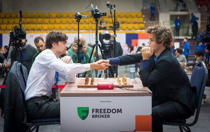 Jorden van Foreest (izquierda) y Carlsen se saludan al inicio de su partida en el Mundial de Rápidas, este martes
