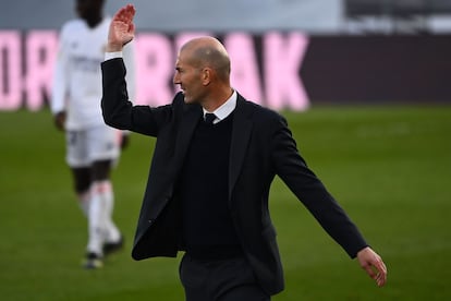 Zidane se lamenta de una acción ante el Valencia.