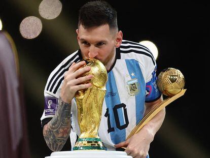 Messi besa el trofeo de la Copa del Mundo después de recoger el premio Balón de Oro.