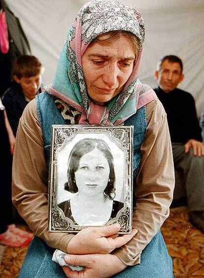 Una mujer ingush porta la foto de su hija, supuestamente asesinada por un oficial ruso, en marzo de 2001.