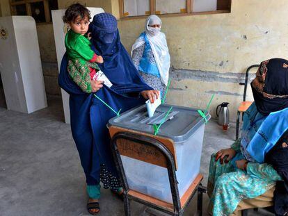 Una mujer vota el sábado en un colegio electoral en Jalalabad.