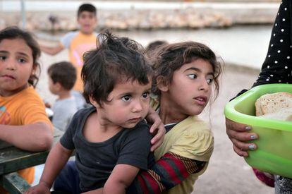 Niños refugiados en un campo de registro en Grecia.