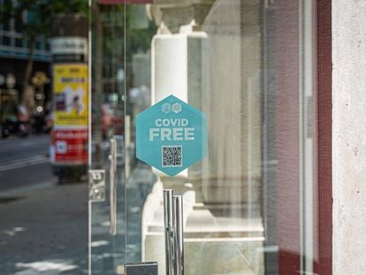 Un comercio del paseo de Gràcia con sello “Covid Free” en las puertas de acceso.