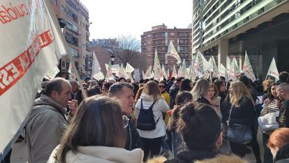 Protesta de la patronal valenciana de residencias frente a la sede de la Consejería de Igualdad y Políticas Inclusivas de la Generalitat.