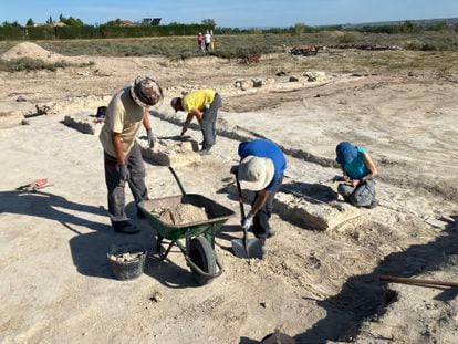 Arqueólogos trabajando en el yacimiento de La Cabañeta, en una imagen facilitada por la Universidad de Zaragoza.