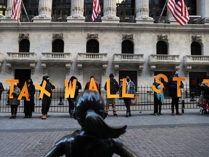 Un grupo de manifestantes protesta frente a la Bolsa de Nueva York por la decisión de Robinhood de suspender la compra de acciones de GameStop a finales de diciembre.