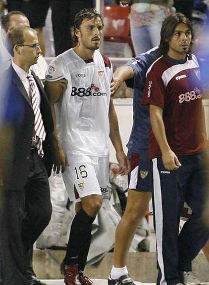 Antonio Puerta, defensa del Sevilla, poco después de sufrir el primer desmayo ante el Getafe en el estadio Sánchez Pizjuán.