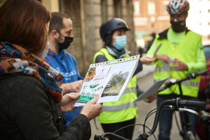 Varias personas atienden a la formación ciclista. “El número de ciclistas ha crecido tras la pandemia y muchos ciudadanos se han aventurado a rescatar y usar bicis sin la adecuada revisión mecánica”, explica Mercadal.