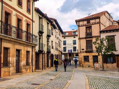 En las calles de Covarrubias (Burgos) se puede disfrutar de la arquitectura rural castellana.