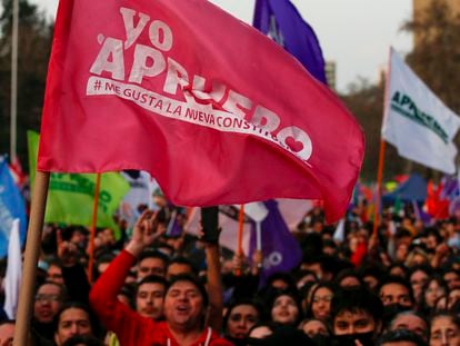 Manifestantes a favor de aprobar la nueva constitución chilena marchan en Santiago, el jueves 1 de septiembre de 2022.