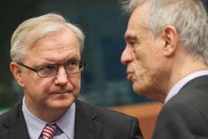 Olli Rehn, comisario europeo de asuntos monetarios, con Michael Sarris, ministro de Finanzas de Chipre, el viernes.