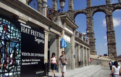 Un cartel de una edición anterior del festival, con el acueducto de fondo.