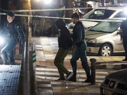 El asesino confeso de tres hermanos en Morata de Tajuña, Dilawar Hussein, en el registro de su vivienda en Arganda del Rey tras su detención.