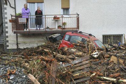 Dos mujeres observan los daños tras las intensas lluvias en Brugnato, Liguria (Italia).