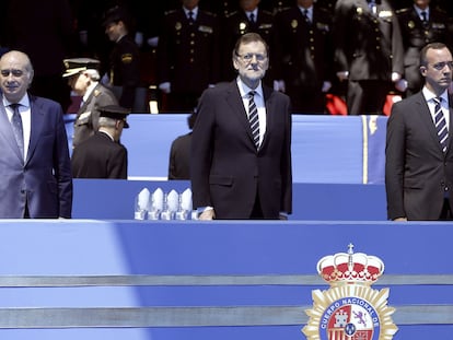 El presidente del Gobierno, Mariano Rajoy, el ministro del Interior, Jorge Fernández Díaz, y el secretario de Estado de Seguridad, Francisco Martínez, en un acto en 2014.