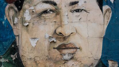 Un mural derruido del difunto presidente venezolano Hugo Chávez, en el barrio de Petare, en Caracas, el 7 de junio de 2022.